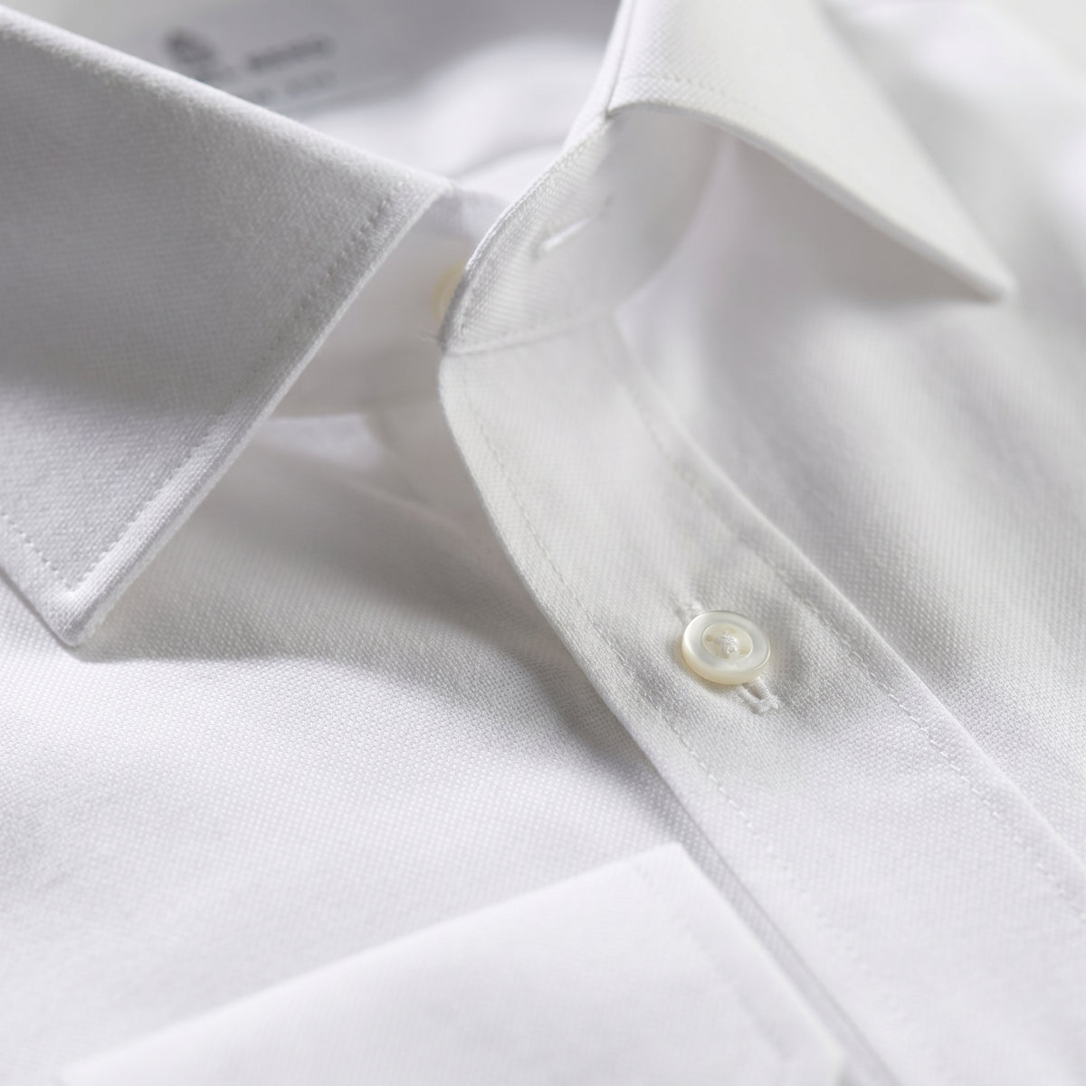 Traveller Performance Shirt in White — Emanuel Berg