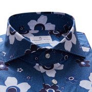 Emanuel Berg Harvard, niebieska koszula w duże kwiaty