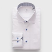 Emanuel Berg Mr Crown, biała koszula z kontrastem w geometryczny wzór