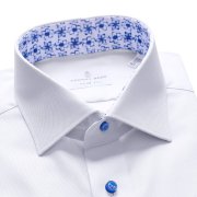Emanuel Berg Mr Crown, biała koszula z kontrastem w geometryczny wzór