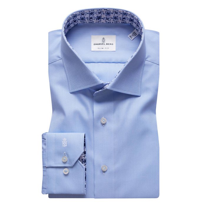 Emanuel Berg Mr Crown, błękitna koszula z kontrastem w geometryczny wzór