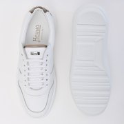  HERNO, białe sneakersy z kontrastową camelową wstawką